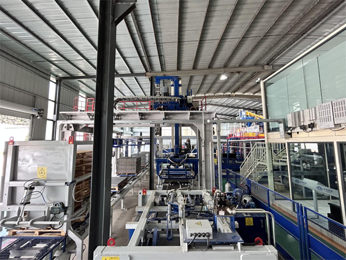 QGM's ZN Series High-End imitation Stone PC Bata Bebarengan dipasang menyang produksi ing perusahaan bahan ijo ijo ing sisih kidul-kulon China.