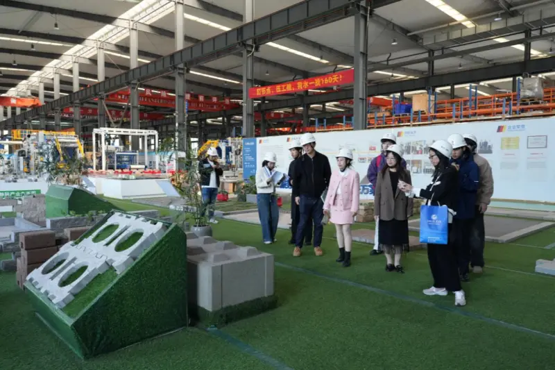 Fokus ing kabutuhan pembangunan jaban rangkah, Quangong Machinery Co., Ltd. kolaborasi karo Fuzhou University of Foreign Studies lan Perdagangan kanggo cultivate bakat internasional-oriented.